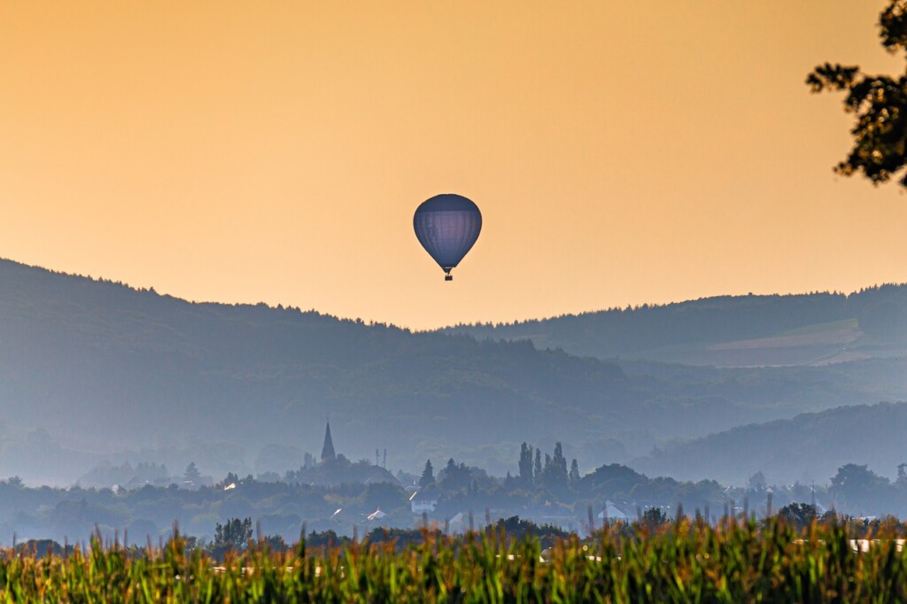 how high hot air balloons can go